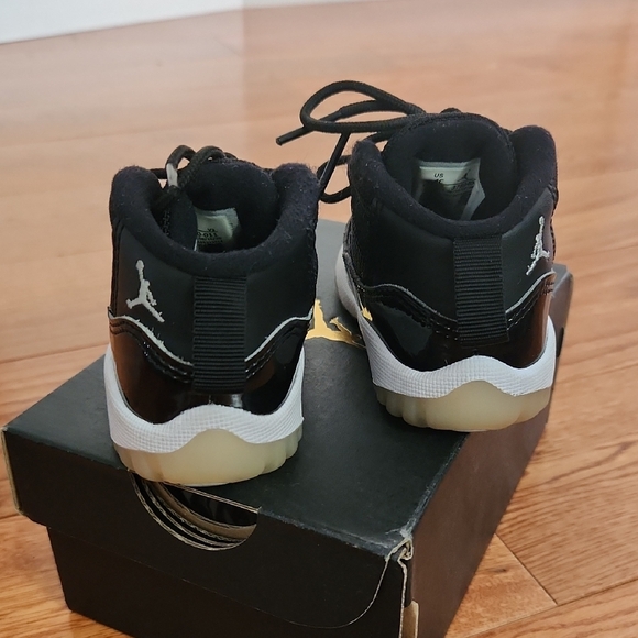 Jordan Retro 11 Black and White Sneakers with Patent Leather - Picture 2 of 6